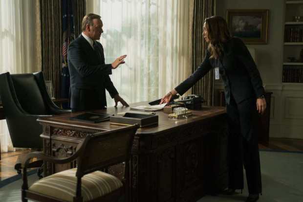 house-of-cards-s03-12-w529-h352-2x