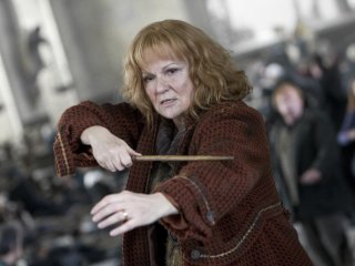 mollyweasley_wb_f8_mollyweasleypointingwandfinalbattle_still_080615_land