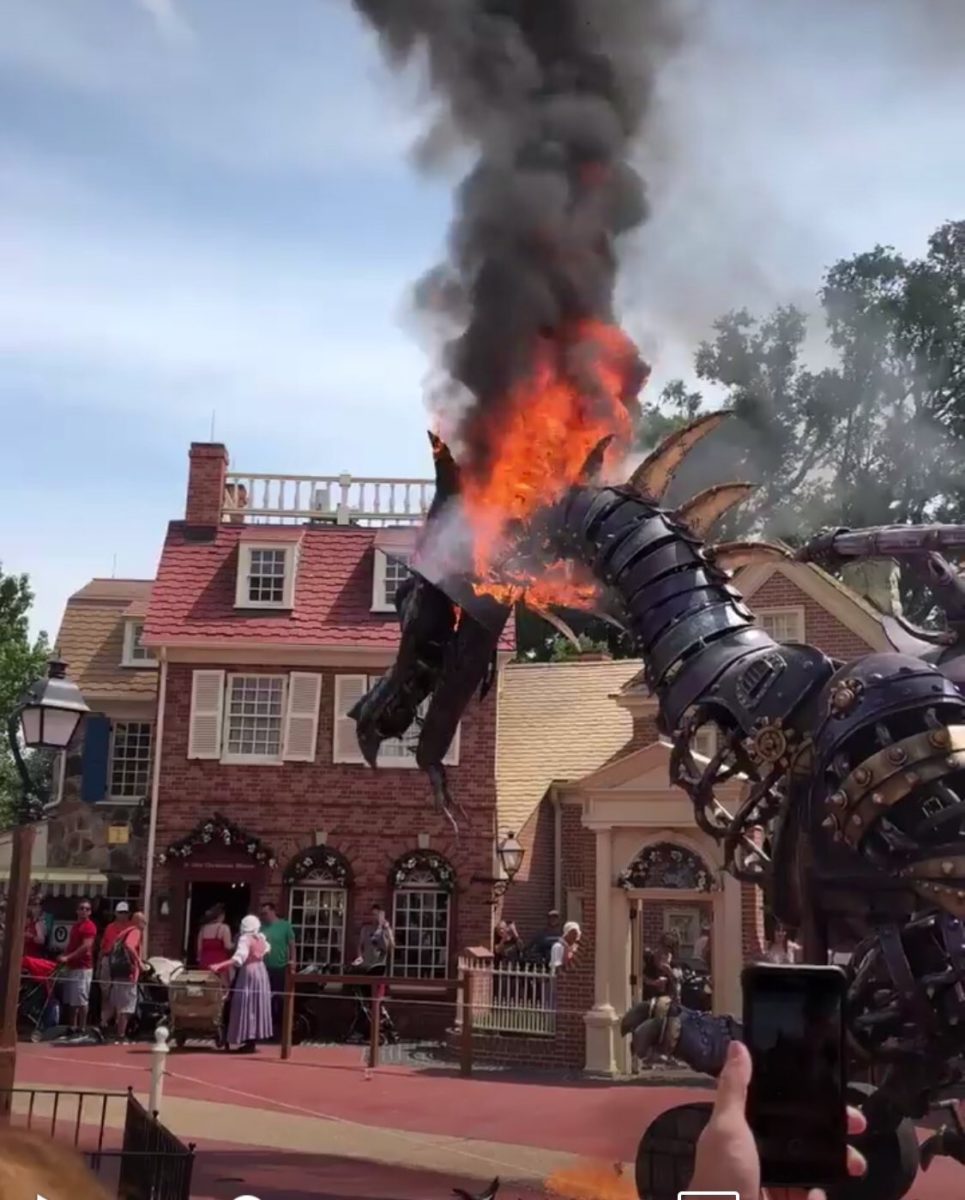 Magic Kingdom Float Up in Smoke, Maleficent Dragon Catches Fire