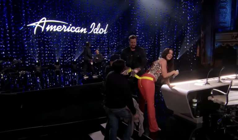Katy Perry Splits Pants Again During “American Idol,” Plays It Cool