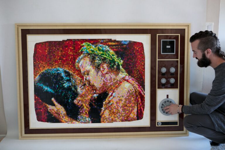 LEGO Master Builder Recreates Iconic “Star Trek: TOS” Kiss